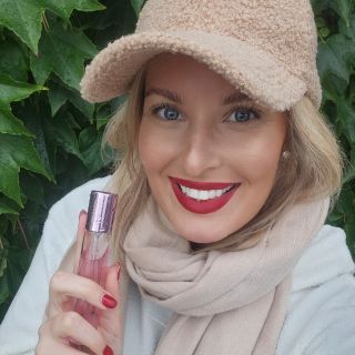 Déšť nám náladu nevezme! Naše skvělá Rendy natočila pro lilite.cz video i přes deštivé počasí – protože krásně vonět se dá...