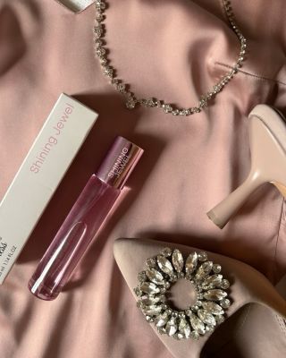 Květinově ovocná něha v 33 ml i 50 ml ✨ Hledáte vůni, která je svěží, ženská a zároveň smyslná? 💗 Tahle květinově-ovocná...